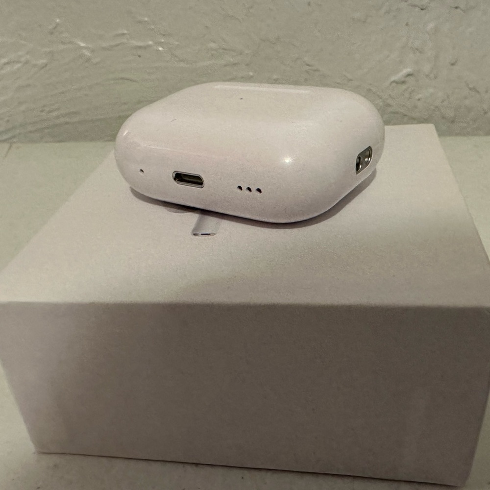 !!!Brand New Airpods 2Generation
Only Four Left. Get Them Now!!!